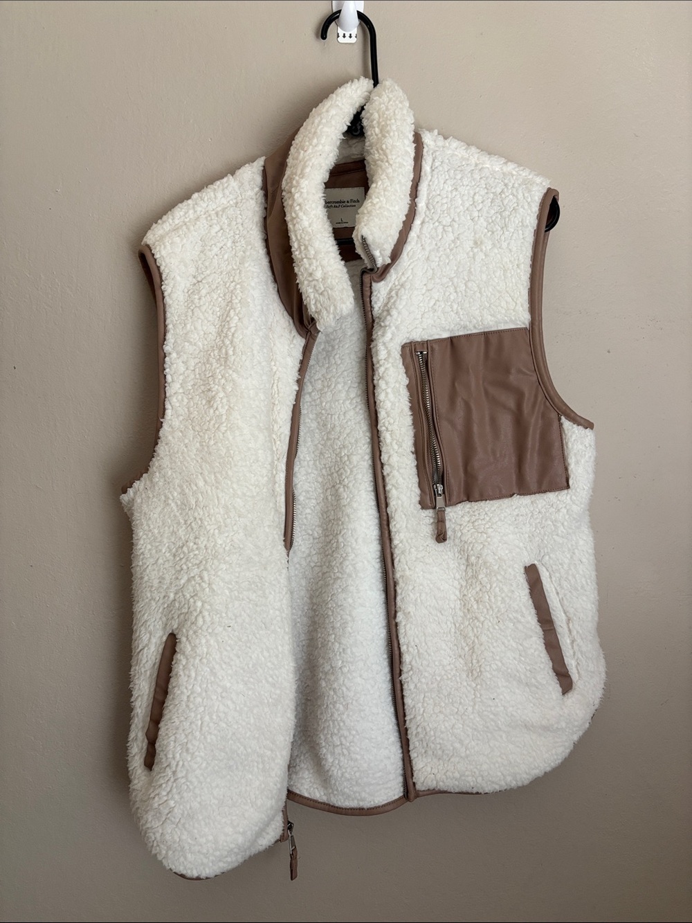 Abercrombie and Fitch Sherpa Vest with Contrast Pockets - Cream and Brown size L